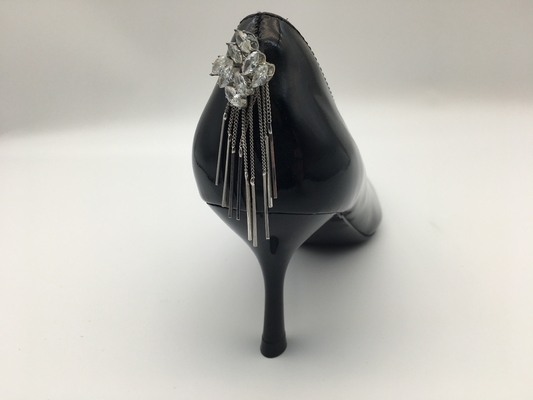 Le scarpe di vestito delle donne nere della pelle verniciata, hanno indicato Toe Stiletto Heels