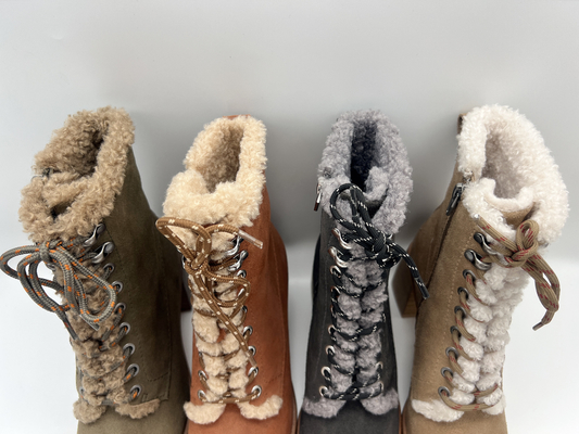 Stivali con stringhe antisdrucciolevoli impermeabili del vestito dall'inverno delle donne, pelle scamosciato molle della mucca con il rivestimento della peluche di alta qualità