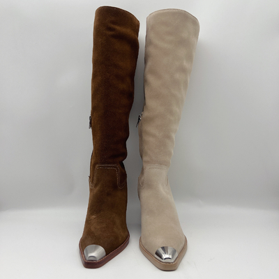 Pelle scamosciato molle con gli stivali del vestito delle donne di cucitura del ricamo, progettazione alla moda della mucca del bianco sporco della mascherina del metallo