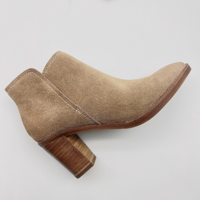 Gli stivali di cuoio del vestito delle donne su ordinazione disossano la tomaia molle della pelle scamosciato mucca/di Nappa