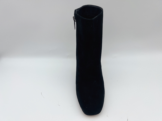 Stivali neri della caviglia del tacco alto delle donne di cuoio con la chiusura lampo di nylon