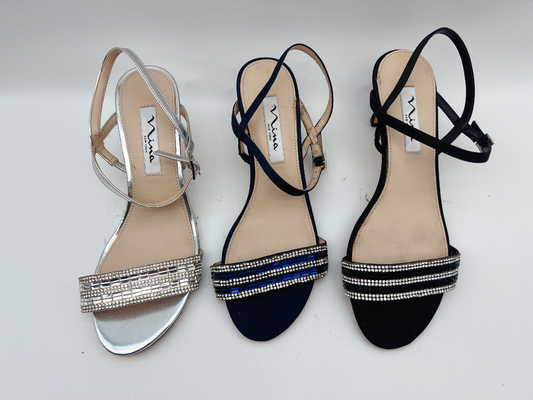 I sandali di cuoio d'argento delle donne dell'OEM del ODM, scarpe basse comode del tallone con una cinghia