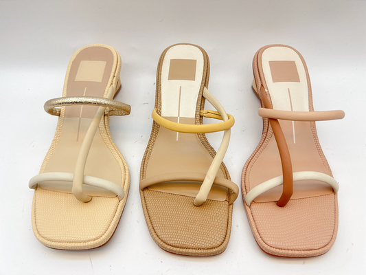 Un oro delle pantofole di estate delle signore della cinghia/pantofole comode molli di beige