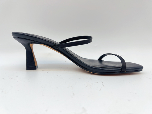Un tallone basso nero Toe Shoes aperto delle pantofole leggere di estate della cinghia