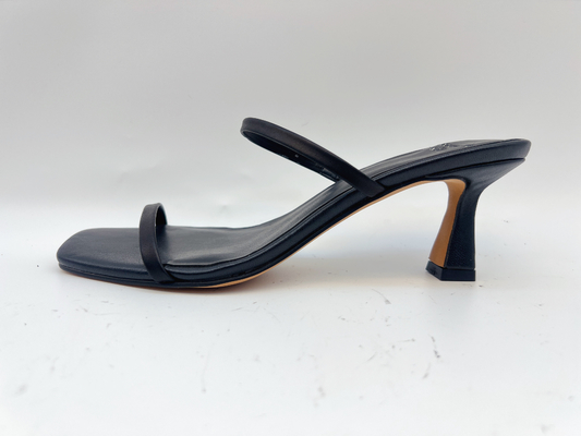 Un tallone basso nero Toe Shoes aperto delle pantofole leggere di estate della cinghia