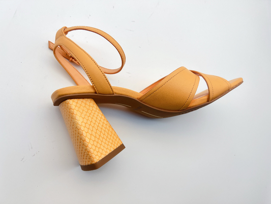 L'arancia ha tallonato pantofole trasversali della cinghia del quadrato di Toe Sandals delle donne di cuoio del ODM/OEM