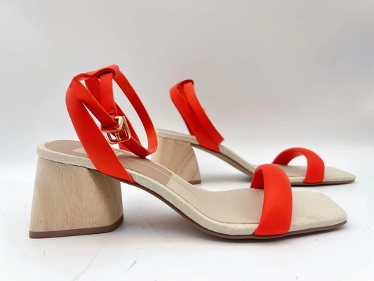 Le signore arancio delicatamente rivestono di pelle la tomaia aperta di Toe With Soft Nappa Leather della singola cinghia dei sandali
