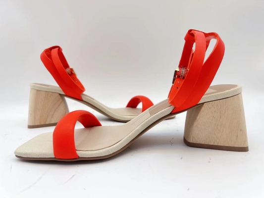 Le signore arancio delicatamente rivestono di pelle la tomaia aperta di Toe With Soft Nappa Leather della singola cinghia dei sandali