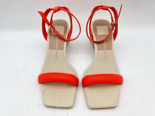 Le signore arancio delicatamente rivestono di pelle la tomaia aperta di Toe With Soft Nappa Leather della singola cinghia dei sandali