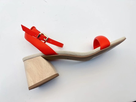 Le signore arancio delicatamente rivestono di pelle la tomaia aperta di Toe With Soft Nappa Leather della singola cinghia dei sandali