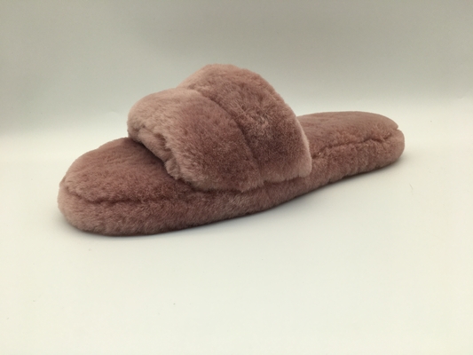 Le pantofole calde dell'inverno delle donne alla moda non slittano le pantofole rosa del vello