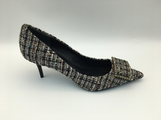 Le pompe superiori a quadretti delle signore calza, scarpe di vestito dal tacco alto delle donne con il fermaglio quadrato del metallo
