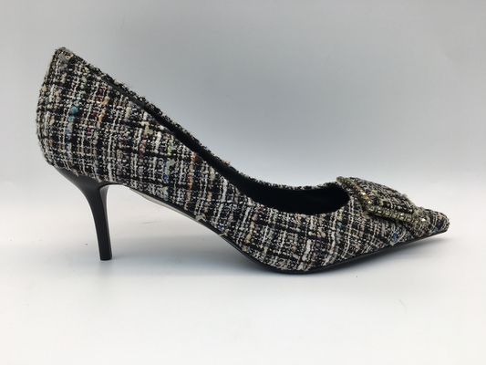 Le pompe superiori a quadretti delle signore calza, scarpe di vestito dal tacco alto delle donne con il fermaglio quadrato del metallo