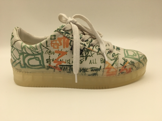 Le donne beige allacciano le scarpe della comodità di svago delle scarpe casuali 5mm