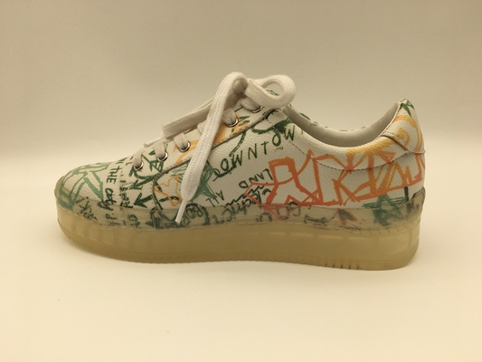 Le donne beige allacciano le scarpe della comodità di svago delle scarpe casuali 5mm