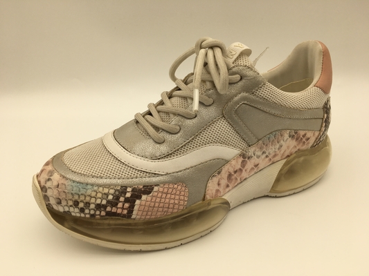 Le signore dentellano le scarpe della stampa del pitone, scarpe di tennis di cuoio comode
