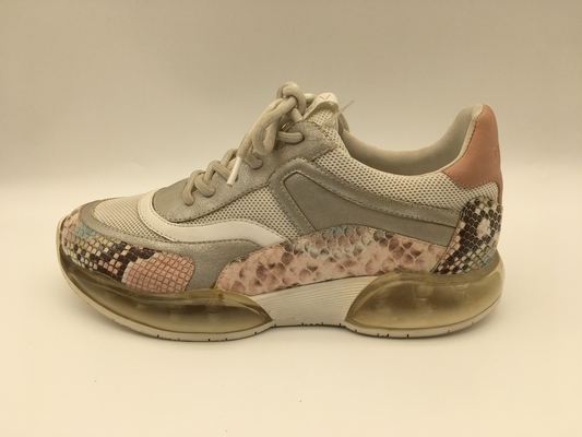 Le signore dentellano le scarpe della stampa del pitone, scarpe di tennis di cuoio comode