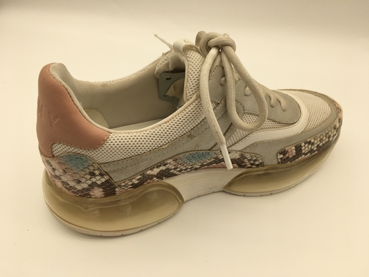 Le signore dentellano le scarpe della stampa del pitone, scarpe di tennis di cuoio comode