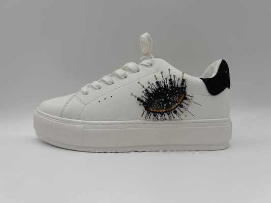 Le scarpe d'escursione di cuoio delle donne molli della mucca, scarpe bianche classiche con il fiore di pietra decorativo
