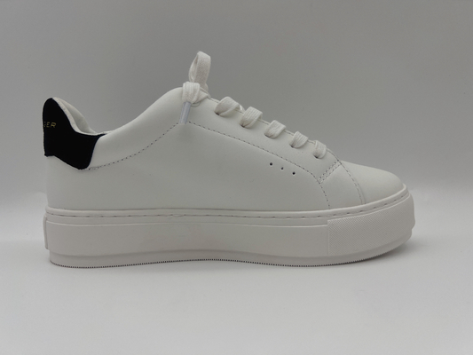 Le scarpe d'escursione di cuoio delle donne molli della mucca, scarpe bianche classiche con il fiore di pietra decorativo