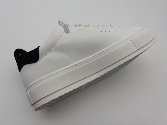 Le scarpe d'escursione di cuoio delle donne molli della mucca, scarpe bianche classiche con il fiore di pietra decorativo