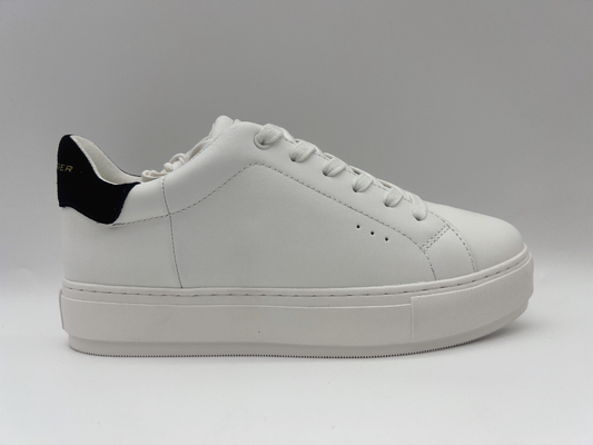 L'escursione di cuoio bianca classica calza le donne alla moda con le dita del piede rotonde