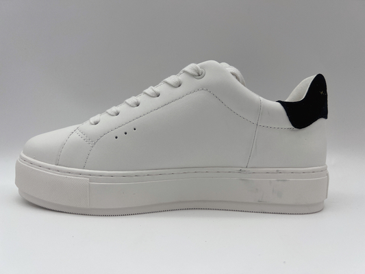 L'escursione di cuoio bianca classica calza le donne alla moda con le dita del piede rotonde