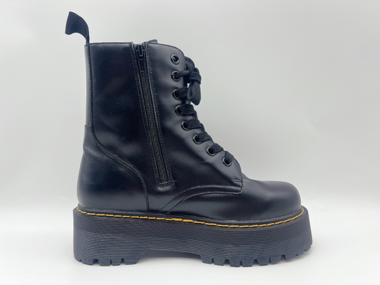 L'alto cuoio della caviglia della mucca calza le scarpe di lavoro impermeabili nere delle donne