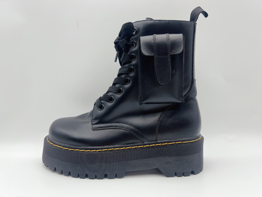 L'alto cuoio della caviglia della mucca calza le scarpe di lavoro impermeabili nere delle donne