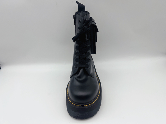 L'alto cuoio della caviglia della mucca calza le scarpe di lavoro impermeabili nere delle donne