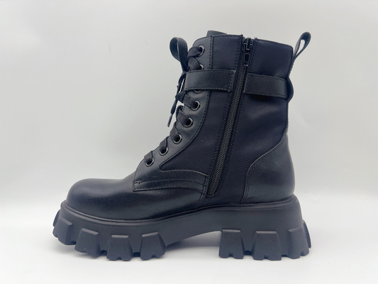 La mucca riveste di pelle le alte scarpe d'escursione superiori delle donne non slitta resistente all'uso