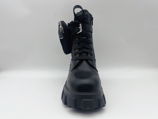La mucca riveste di pelle le alte scarpe d'escursione superiori delle donne non slitta resistente all'uso