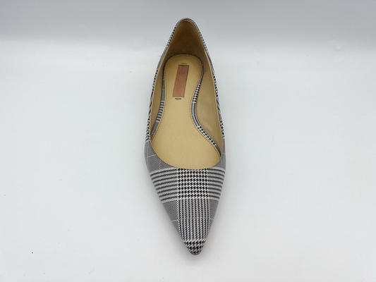 Il piano in bianco e nero del tessuto di tessuto della griglia delle donne calza alla moda e comodo morbidi