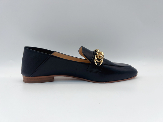 Abitudine piana delle scarpe di cuoio delle donne dei fannulloni di modo con la catena del metallo
