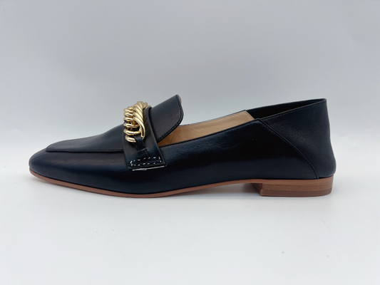 Abitudine piana delle scarpe di cuoio delle donne dei fannulloni di modo con la catena del metallo