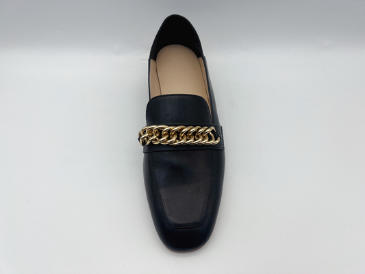 Abitudine piana delle scarpe di cuoio delle donne dei fannulloni di modo con la catena del metallo