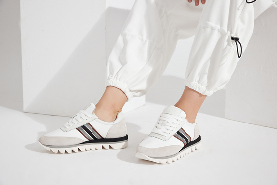 Lo svago delle donne di cuoio molli calza lo slittamento bianco piano di 3mm sulle scarpe atletiche