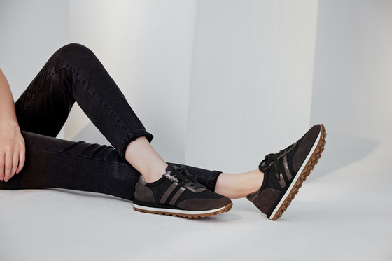 Lo svago delle donne di cuoio molli calza lo slittamento bianco piano di 3mm sulle scarpe atletiche