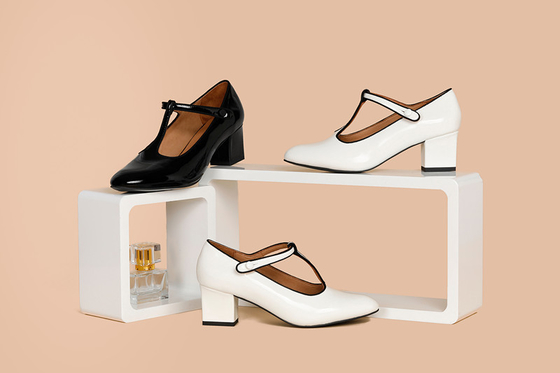 Il cuoio bianco nero pompa il tallone dell'ABS di Poited Toe Closed Toe With 2cm delle scarpe delle donne