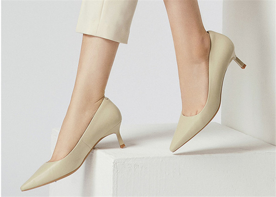 Il cuoio genuino della mucca molle bianca pompa le scarpe di vestito basse dal tallone di 2cm per le signore