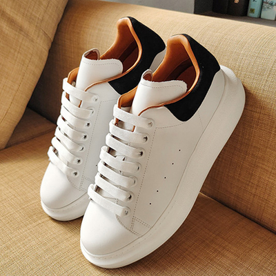 Materiale superiore molle bianco casuale delle scarpe atletiche delle donne di tendenza