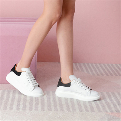 Materiale superiore molle bianco casuale delle scarpe atletiche delle donne di tendenza