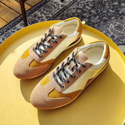 Le scarpe durevoli di sport atletici non slittano il nero di scarpe di cuoio morbido del tennis