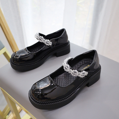 I bambini accendono le scarpe casuali, di nuovo al nero di scarpe di cuoio comodo delle ragazze della scuola