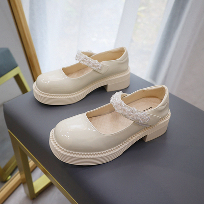 I bambini accendono le scarpe casuali, di nuovo al nero di scarpe di cuoio comodo delle ragazze della scuola