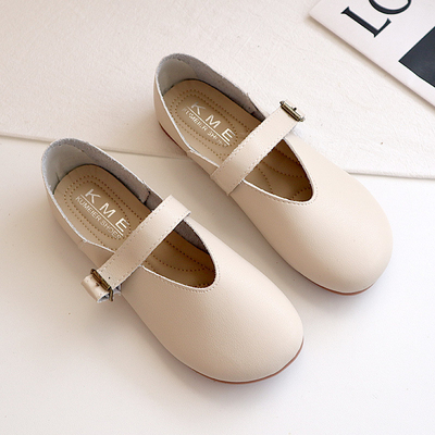 I bambini neri di ultima progettazione rivestono di pelle le scarpe della scuola, scarpe di tela dei bambini della ragazza