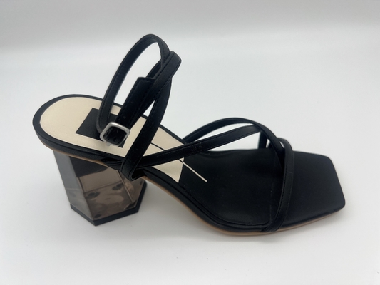 Le ampie signore nere adatte delicatamente rivestono di pelle il quadrato Toe Ankle Strap Heels dell'estate dei sandali