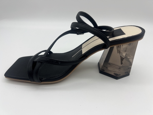 Le ampie signore nere adatte delicatamente rivestono di pelle il quadrato Toe Ankle Strap Heels dell'estate dei sandali