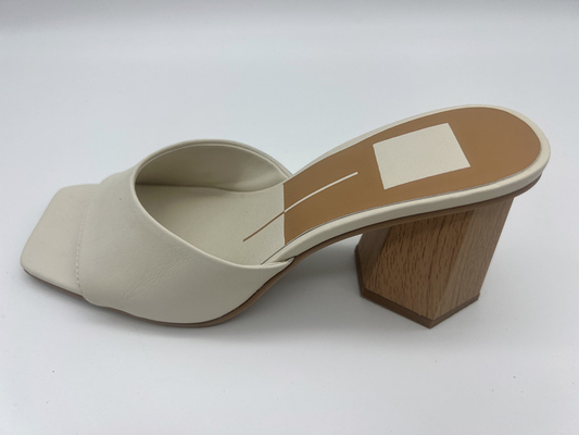 I sandali di cuoio molli delle signore di una cinghia quadrano Toe Womens Beige Heeled Sandals