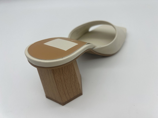 I sandali di cuoio molli delle signore di una cinghia quadrano Toe Womens Beige Heeled Sandals